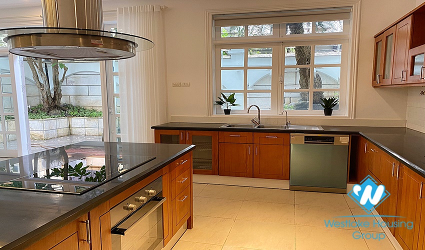 The renovating 4-bedrooms house in C block, walking distance to UNIS was buil